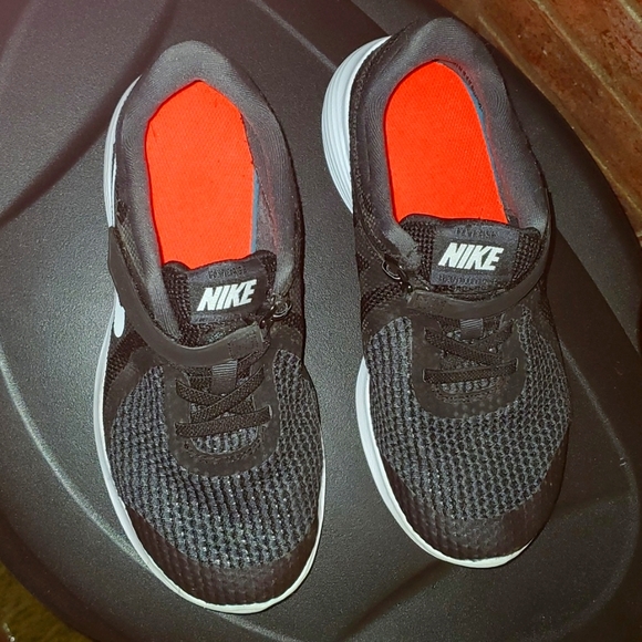 Nike Revolution Kids Running Shoes Size  4 - Picture 1 of 11